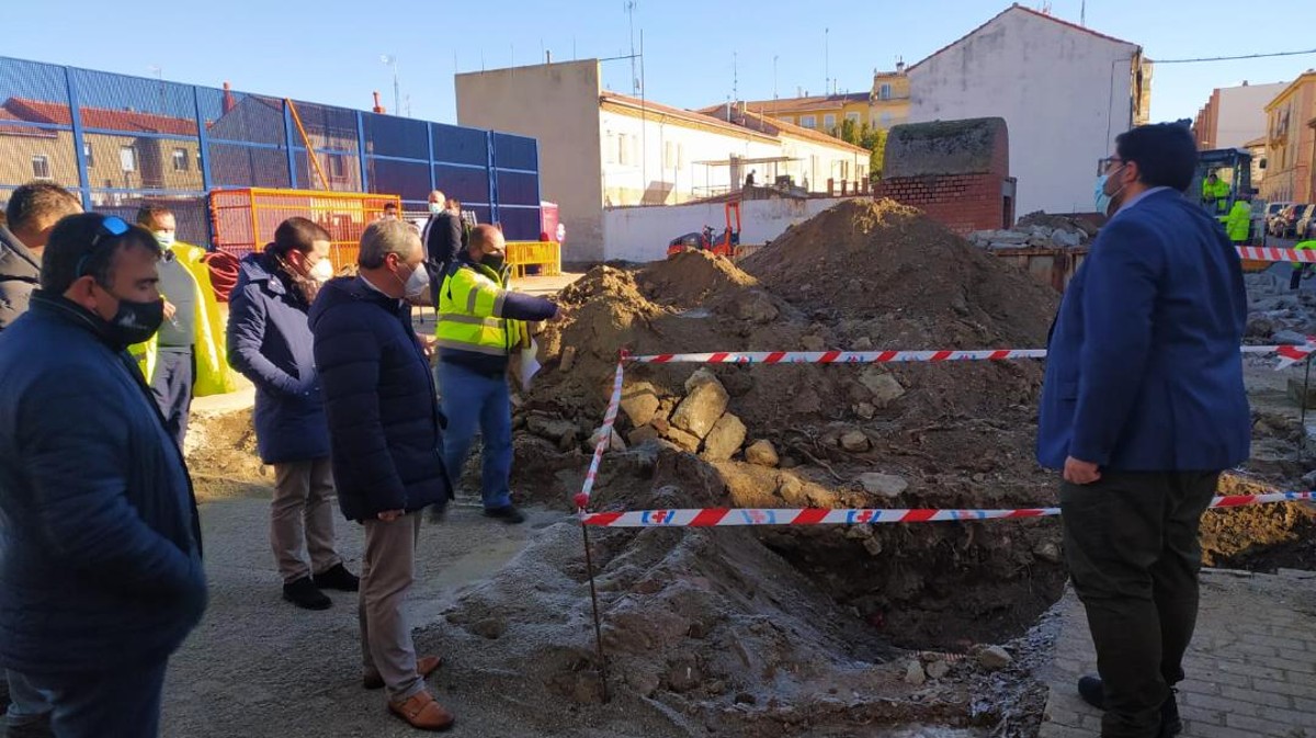 Visita del alcalde a las obras del entorno del Cruyff Court en La Cacharra.