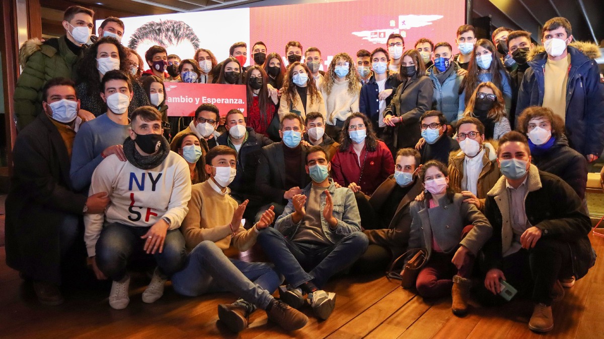 Luis Tudanca con jóvenes en el acto celebrado el viernes en Ávila.