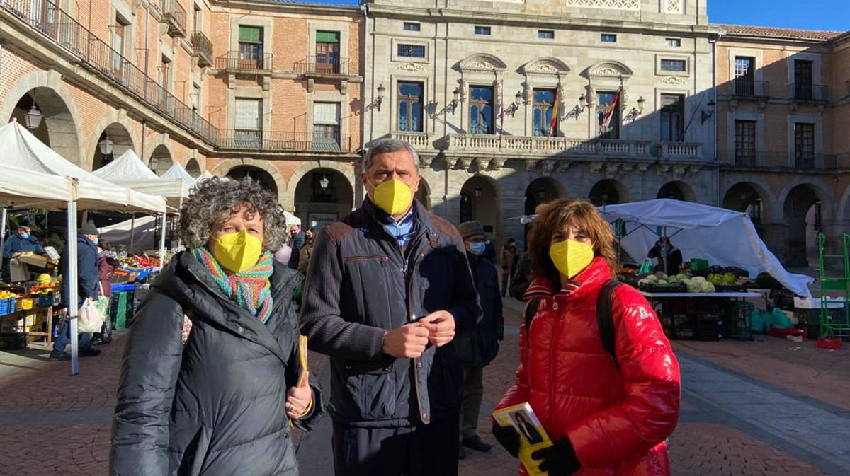 Pedro Pascual, con otras candidatas, en el mercadillo del viernes.
