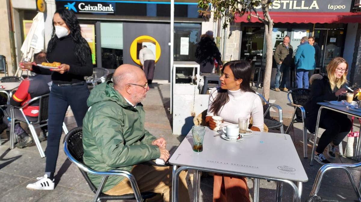 Francisco Igea y Begoña Villacís toman un café en Cebreros.