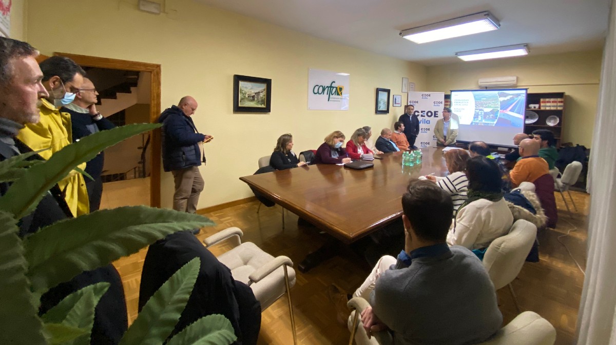 Reunión de la cooperativa Comunidad Energética Ávila en Verde para captar tejados.