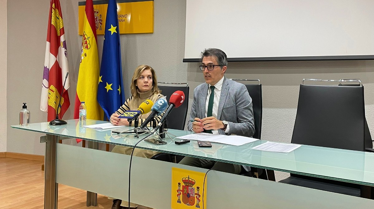 Amalia Porras, directora del Instituto Nacional de la Seguridad Social en Ávila, y Fernando Galeano, subdelegado del Gobierno.