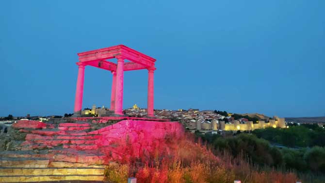 Imagen de archivo de los Cuatro Postes iluminados para una conmemoración.