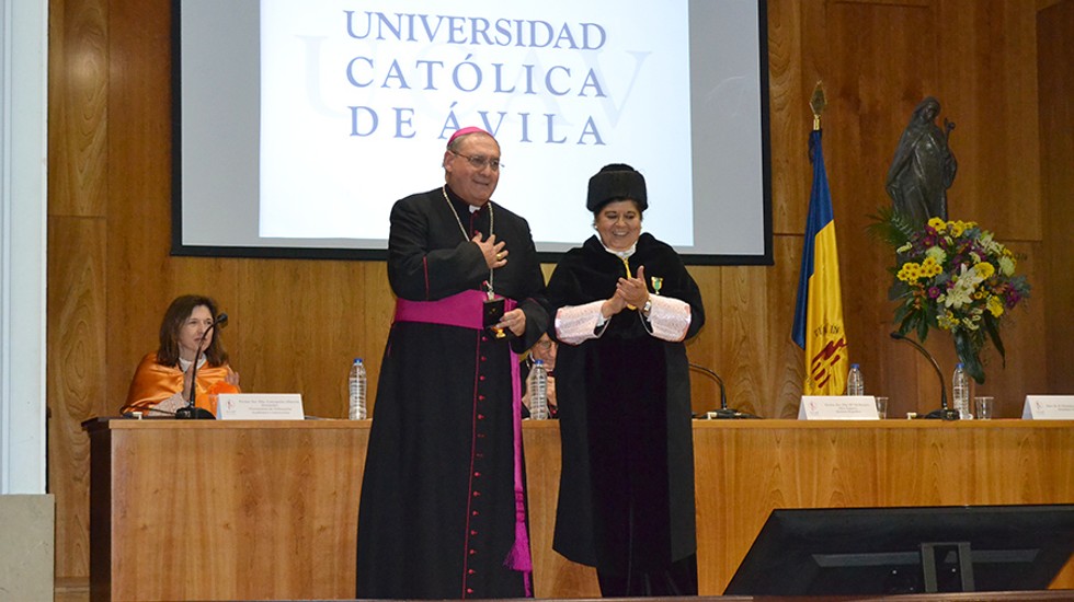 Gil Tamayo recibe la medalla de oro de la UCAV.