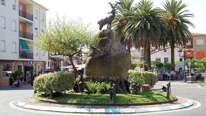 Monumento a la cabra hispánica en la plaza del Castillo de Candeleda.