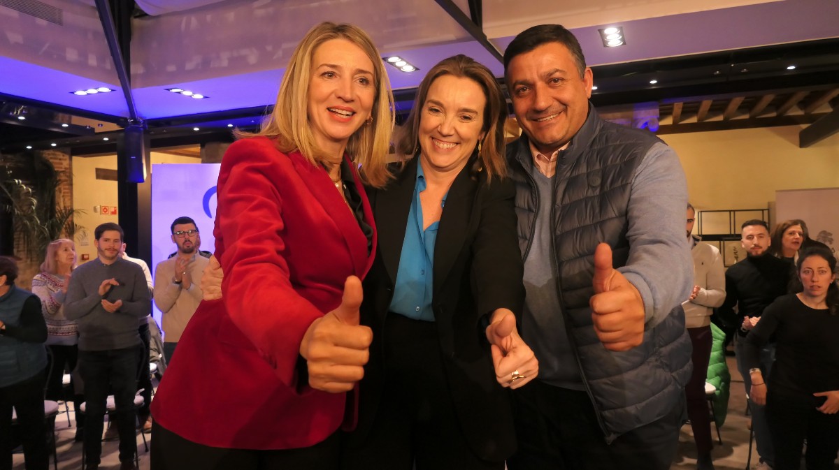 Alicia García, Cuca Gamarra y Carlos García en la presentación de la candidata a la alcaldía.