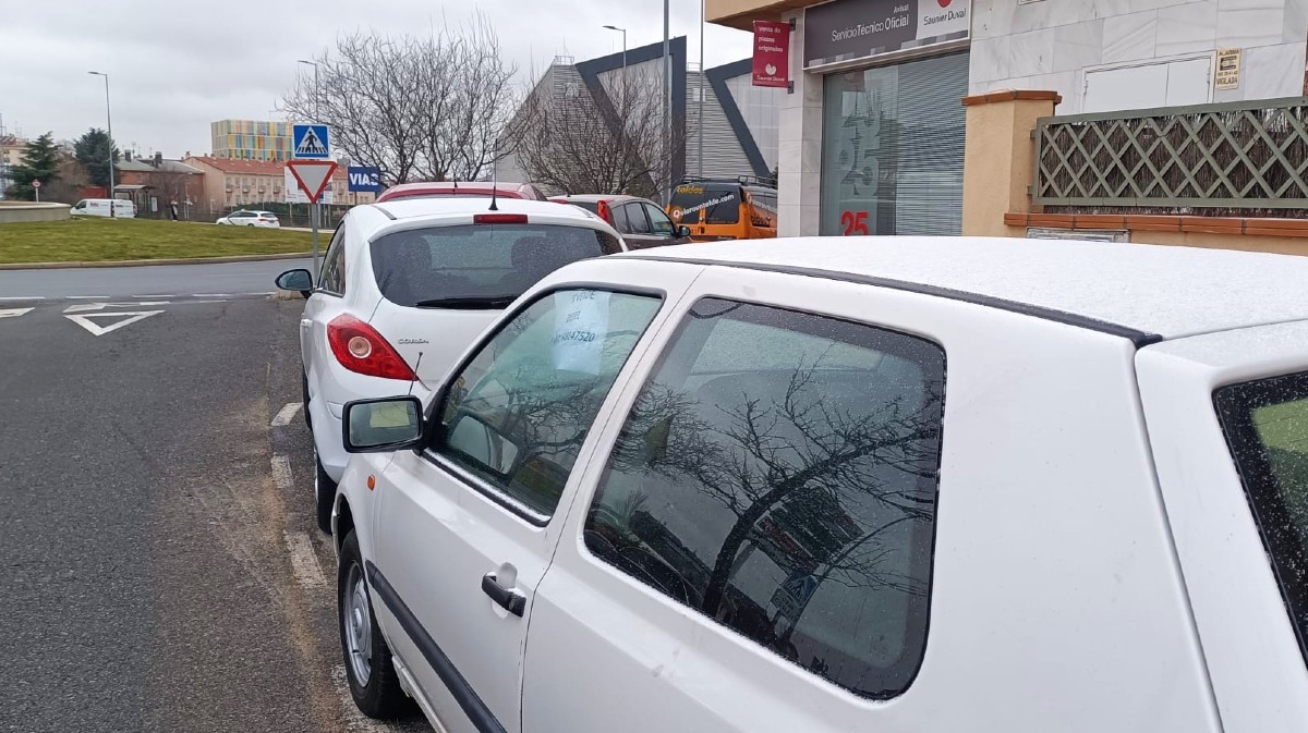 Vehículos en venta en una calle de Ávila.