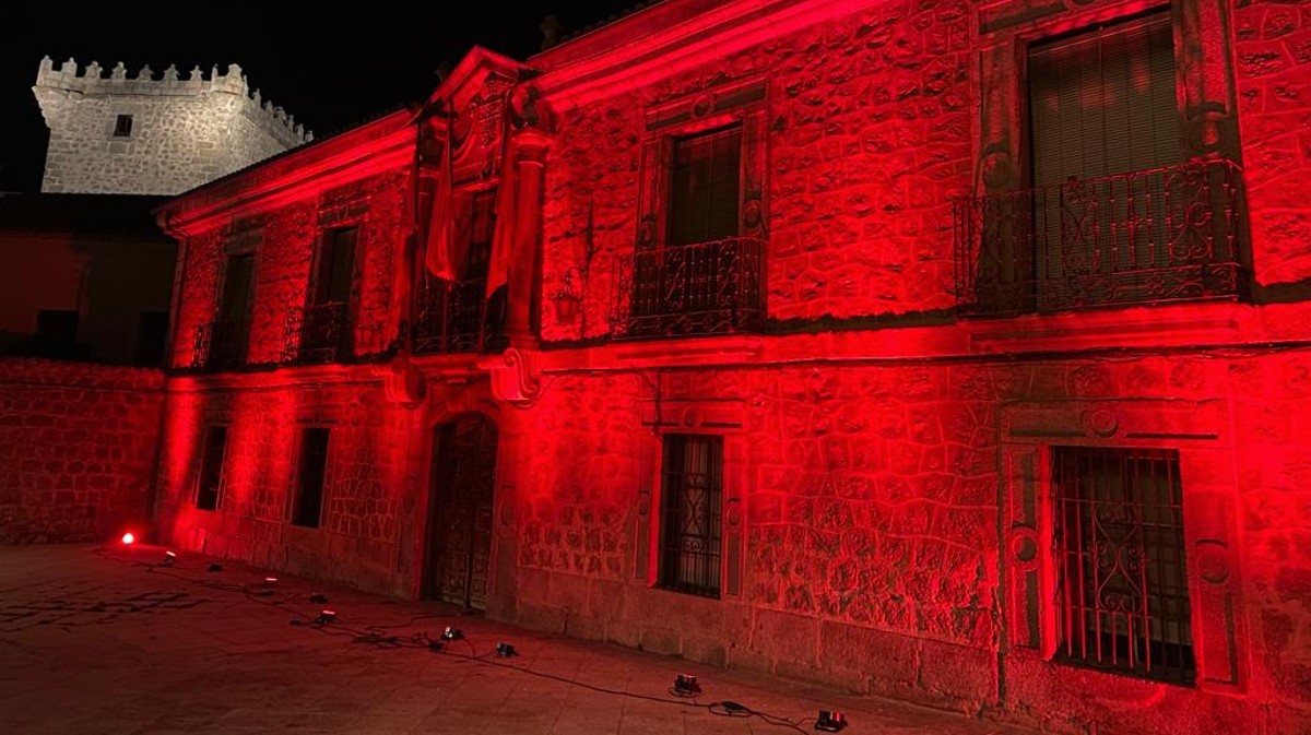 Fachada de la Diputación de Ávila iluminada de color carmesí por el cumpleaños del rey Felipe.