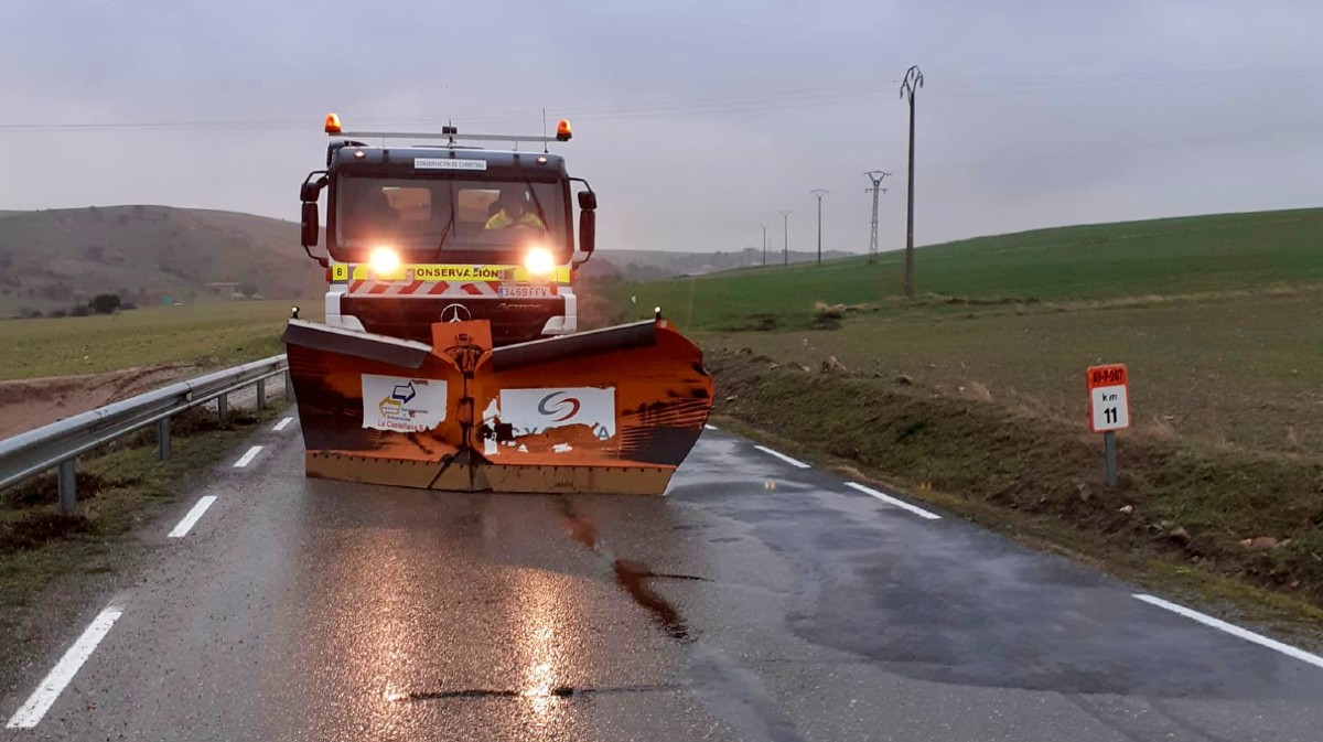 Trabajos preventivos en la carretera AV-P-207, en La Moraña, a primera hora de la mañana del martes.