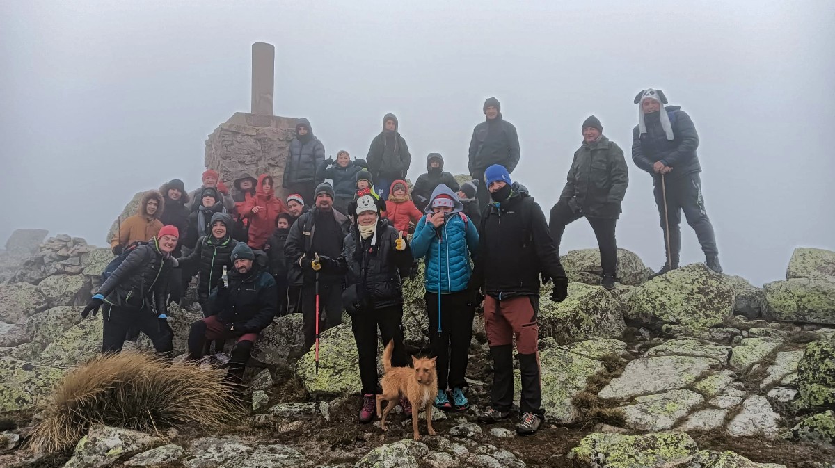 Vecinos de Gallegos de Altamiros en el Cerro de Gorría en Nochevieja.