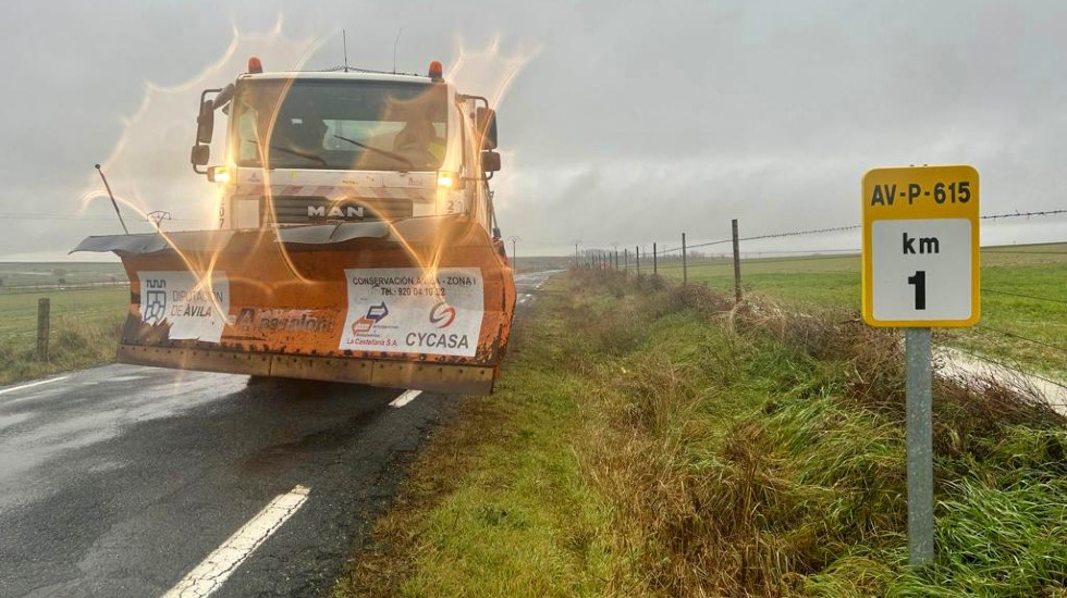 Quitanieves en una carretera provincial en la ma&ntilde;ana del viernes.