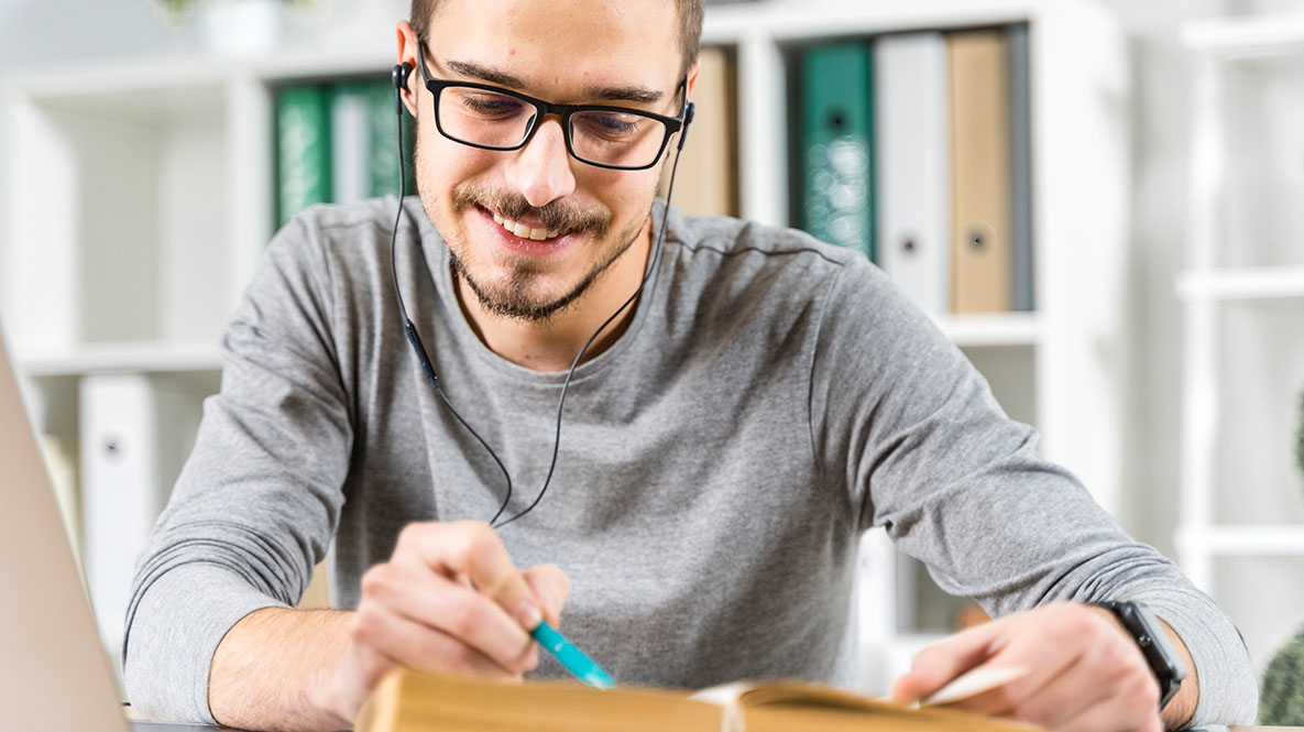 Imagen de archivo de un chico estudiando