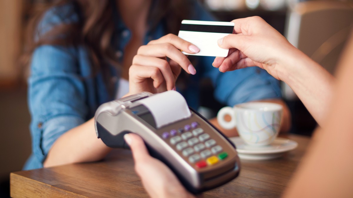 Una clienta paga en un comercio,