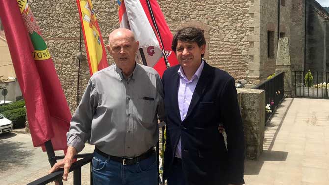Faustino Hernández 'Nino', con el alcalde de Arenas de San Pedro en 2019, cuando fue pregonero de las fiestas.