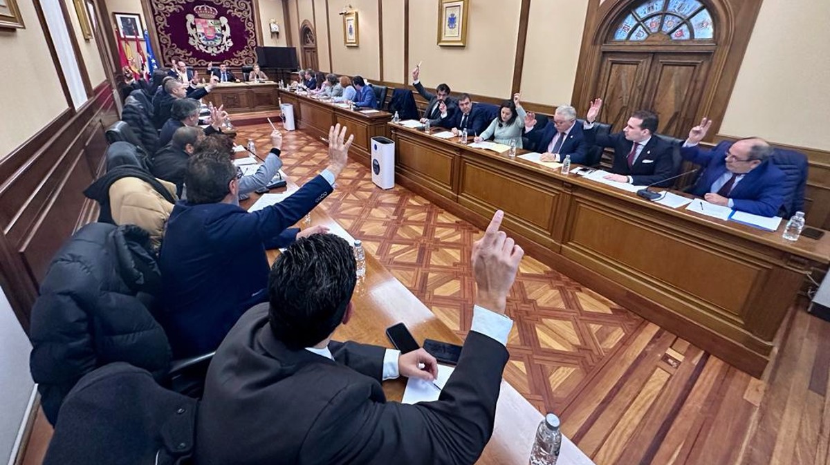 Último pleno de 2023 en la Diputación de Ávila, clon Carlos Jiménez a la derecha.