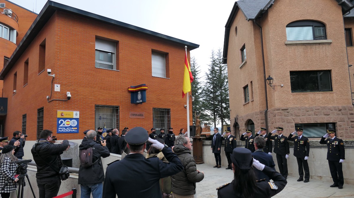 Izado de bandera con motivo del aniversario de la Policía Nacional en Ávila.