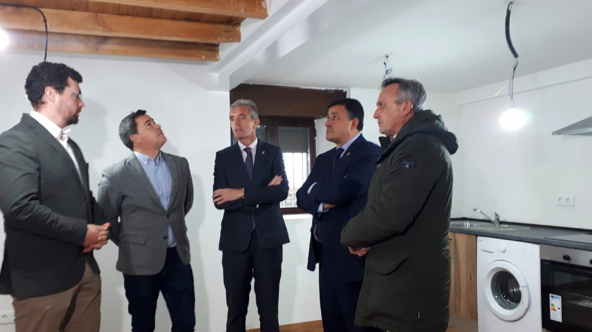 Visita a las viviendas del programa Rehabitare en Muñogalindo.