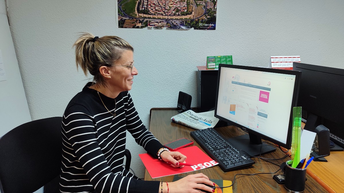 Eva Arias consultando la web municipal.
