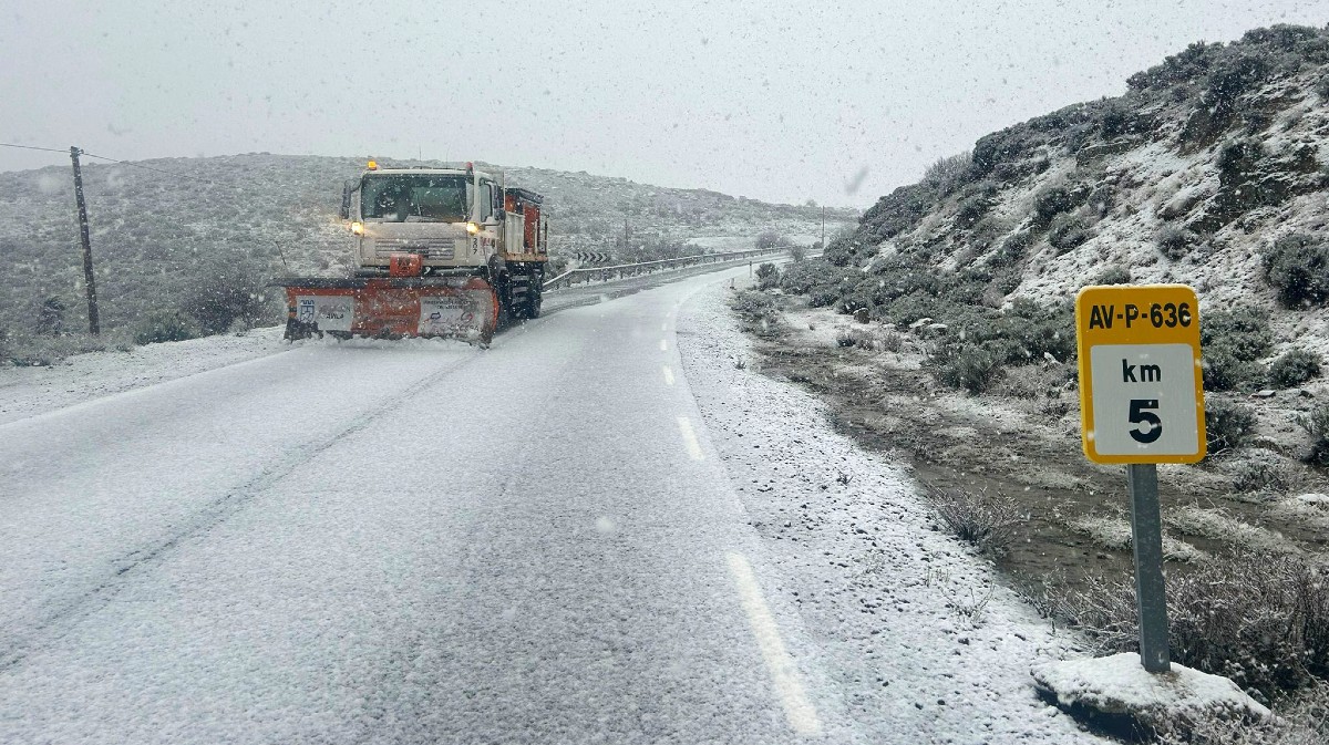 Acceso a Vllanueva del Campoillo en la mañana del viernes.