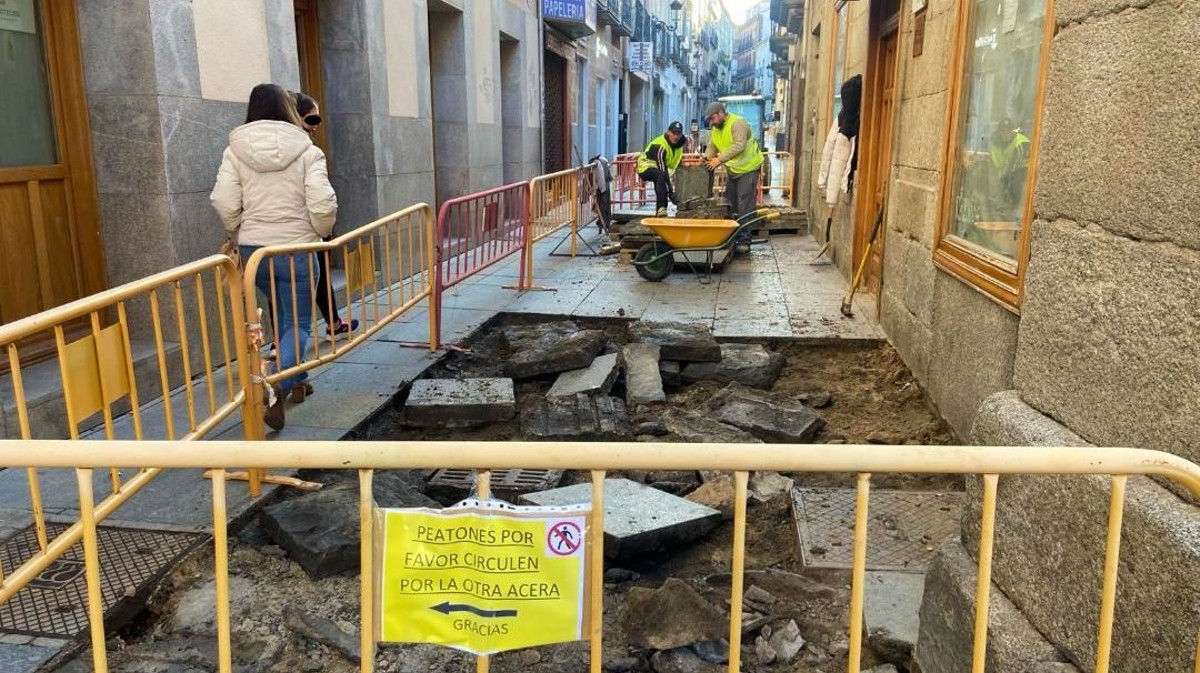 Comienzo de las obras en la calle Reyes Católicos este martes.