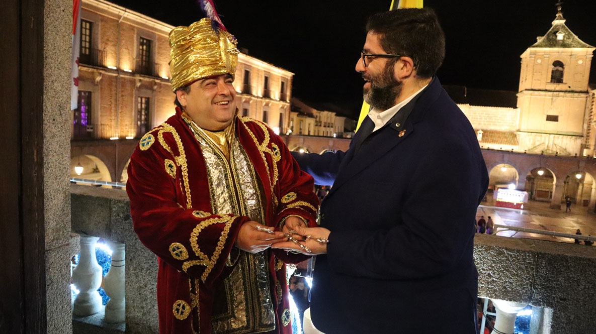 El alcalde de Ávila entregando las llaves de la ciudad al emisario