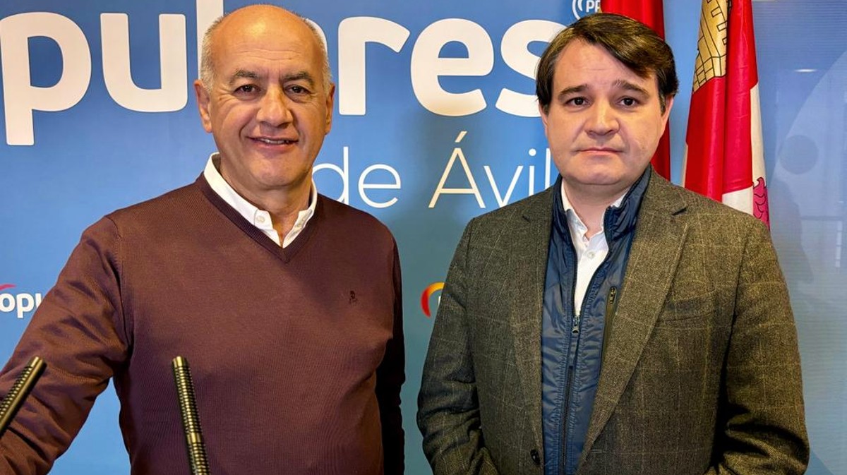 Los procuradores del PP Miguel Ángel García Nieto y David Beltrán en rueda de prensa.