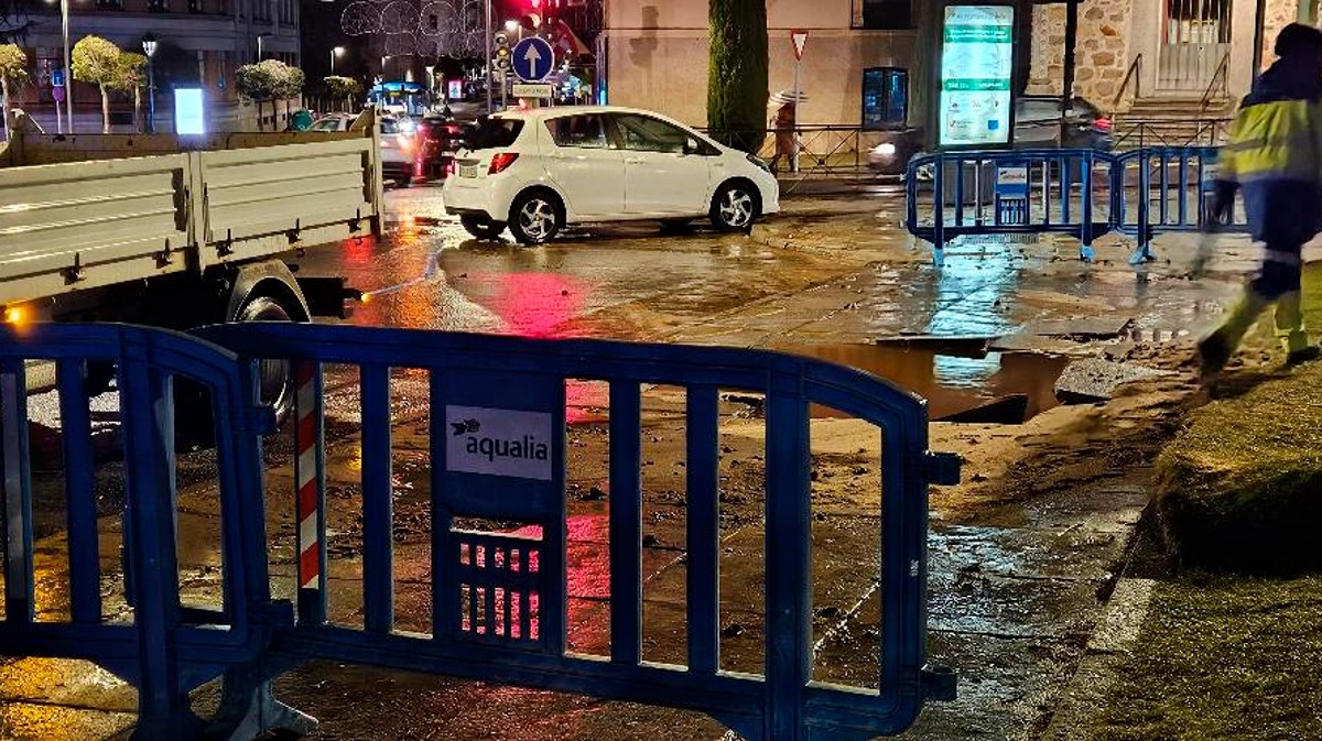 Rotura de una arteria de agua en la plaza de Santa Ana.