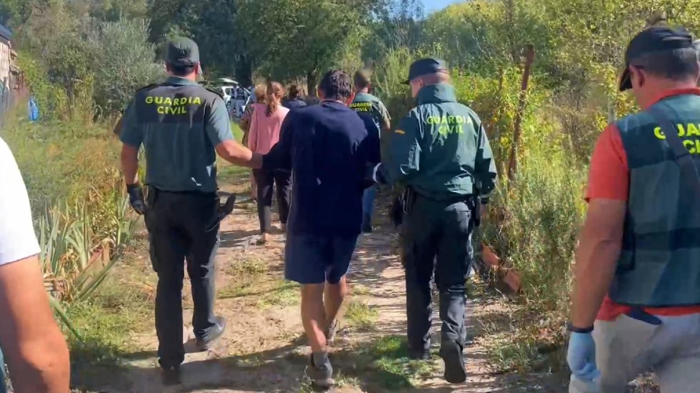 El detenido por el asesinato del anciano en el lugar del hecho.