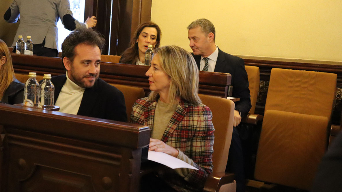 Enrique García, portavoz adjunto y Alicia García, portavoz del PP en el Ayuntamiento, en el último pleno municipal.