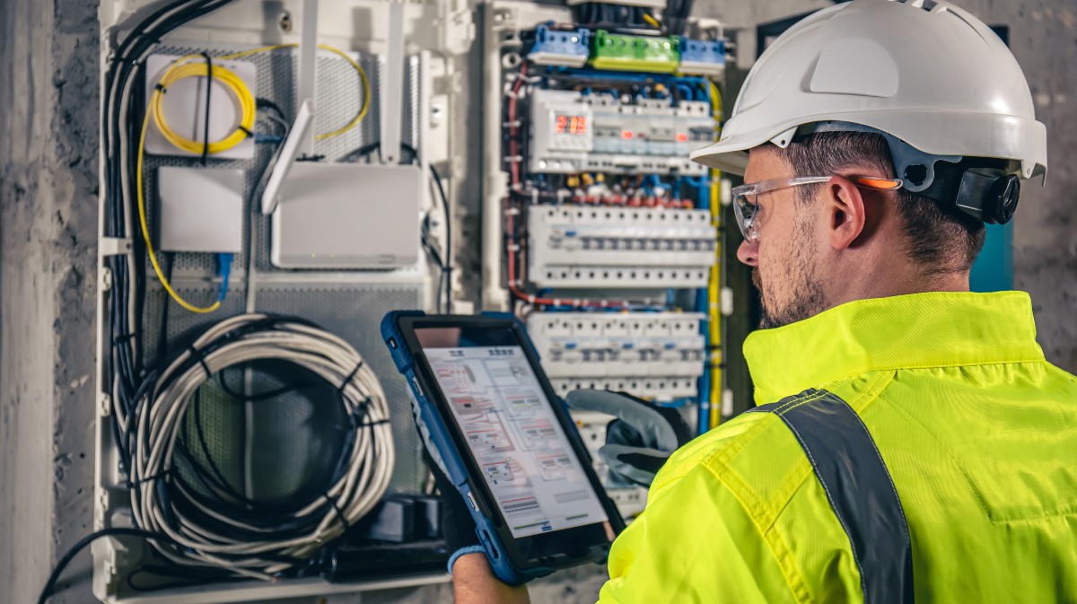 Imagen de archivo de un operario en una instalación eléctrica.