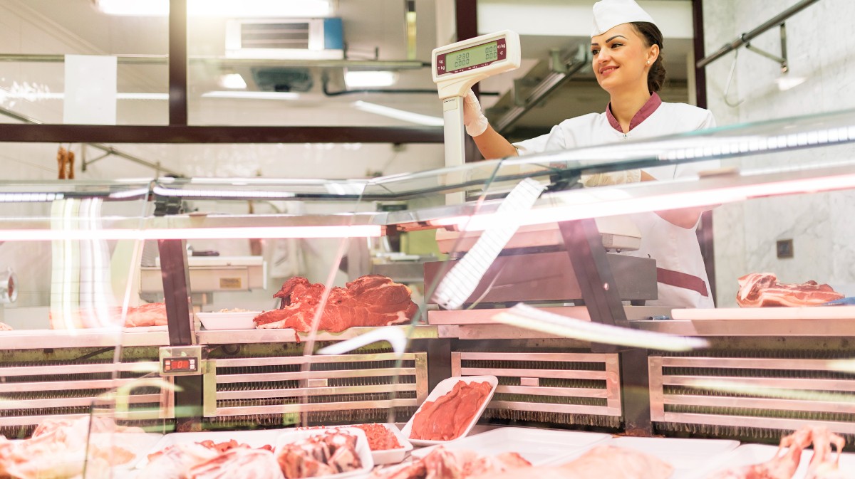 Imagen de archivo de una carnicera en su establecimiento.