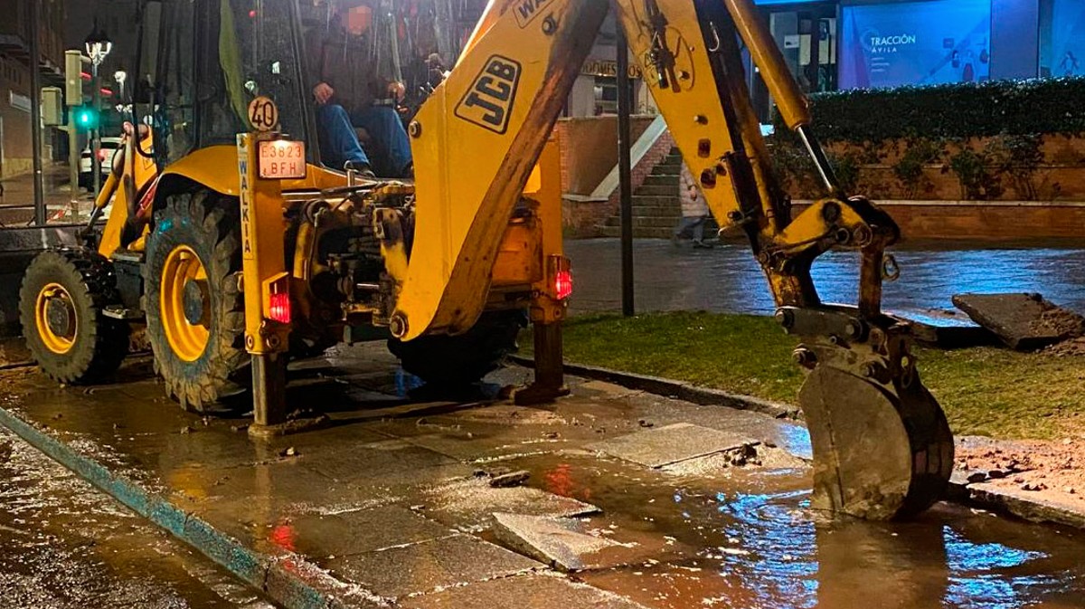 Rotura de una conducción de agua en la plaza de Santa Ana.