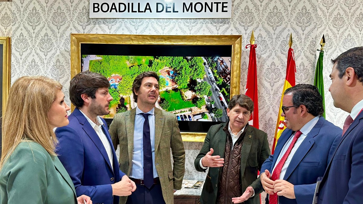 Encuentro de representantes de Arenas de San Pedro y Boadilla del Monte en Fitur.