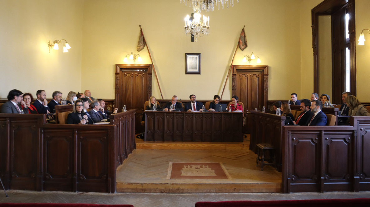 Corporación municipal en el pleno de enero