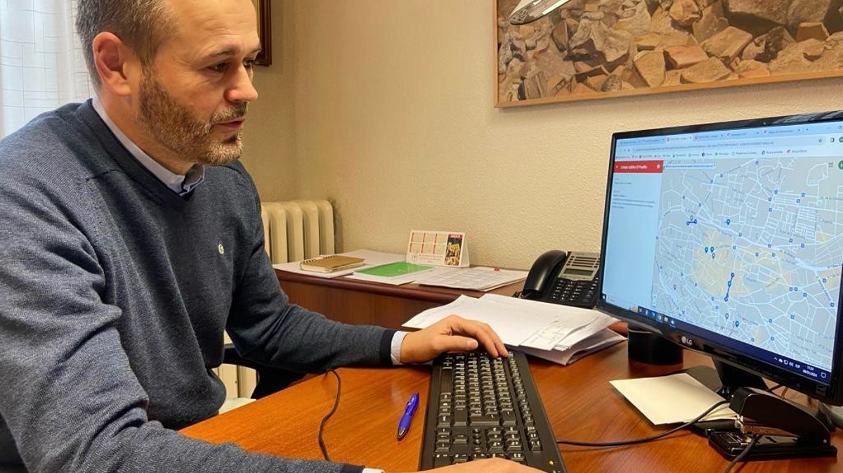 El concejal de Administración Local, Héctor Sastre, consulta el mapa interactivo de la Edusi.