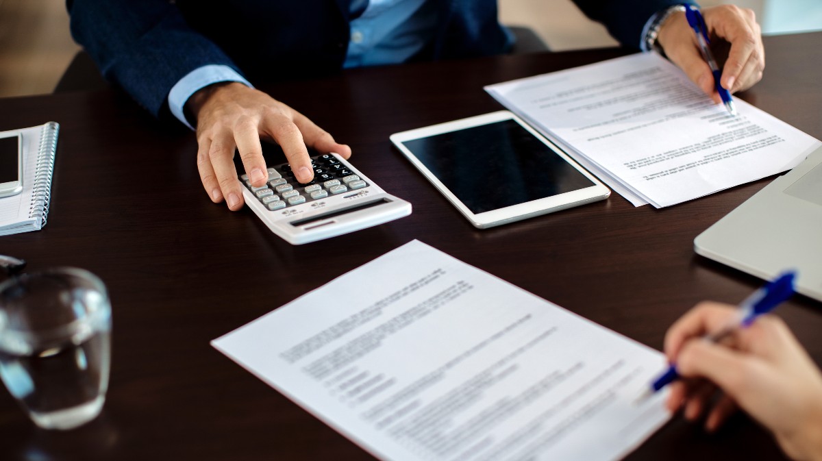 Imagen de archivo de la firma de un documento inmobiliario.