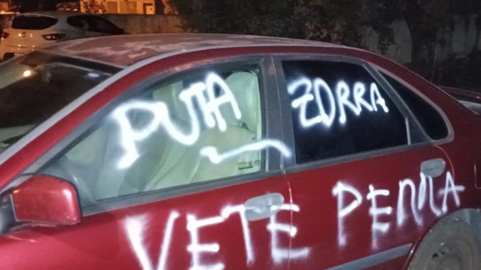 Uno de los vehiculos que sufrió pintadas frente a la Esuela de Policía.