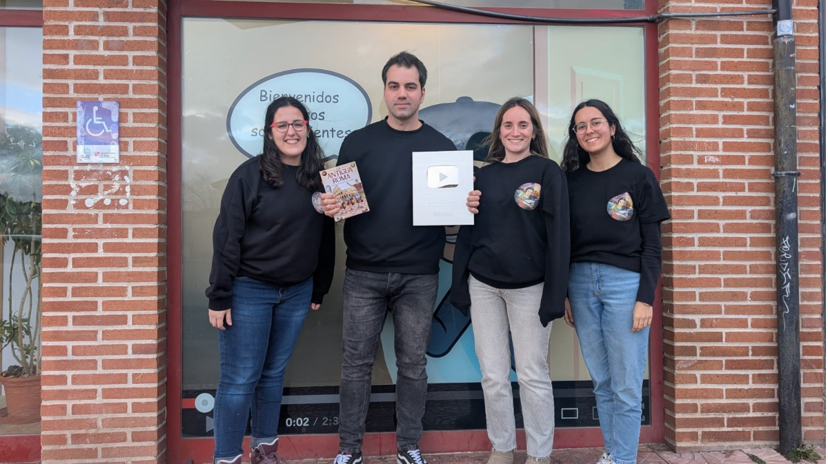 El profesor Miguel Fernández, con Miriam, Alejandra y Sara, profesoras de su academia.