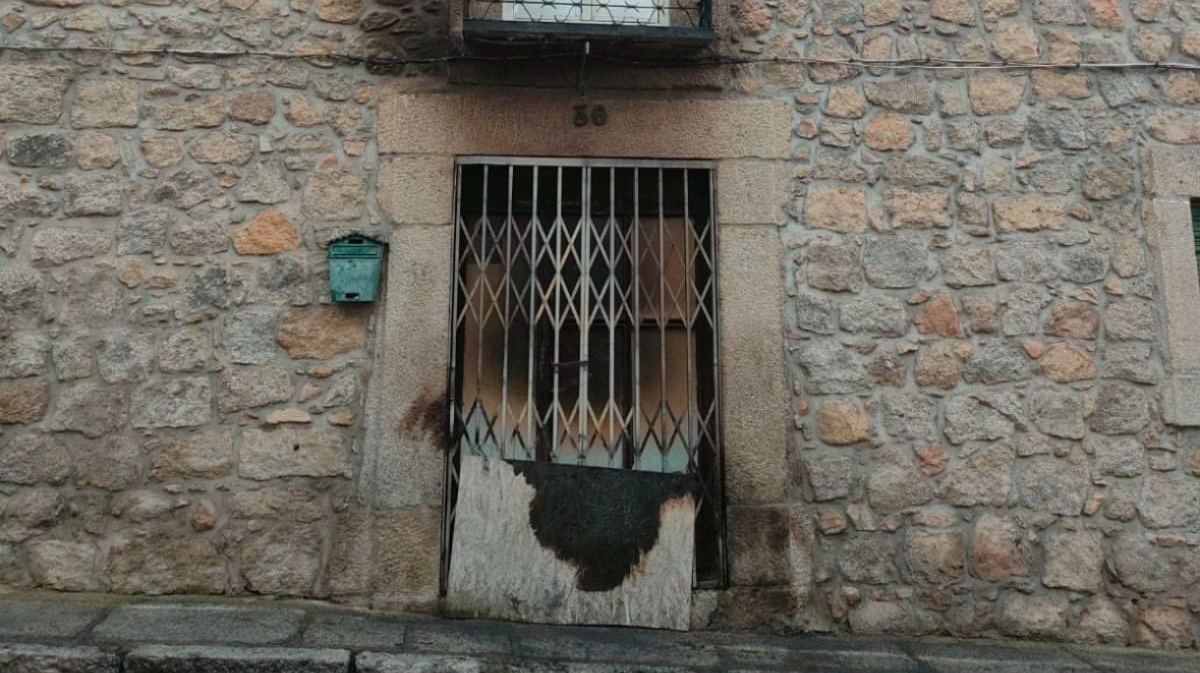 Fachada de casa quemada en San Bartolomé de Pinares