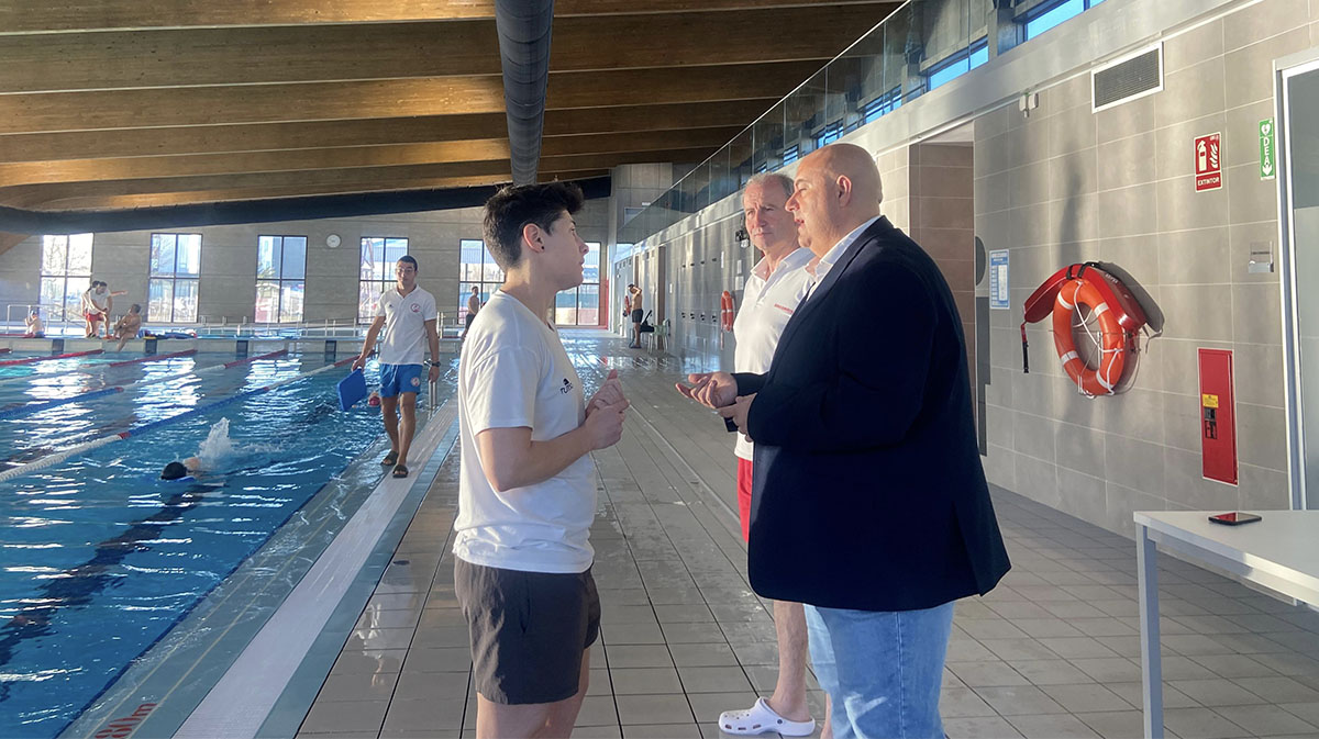 Visita de Carlos López a la piscina cubierta