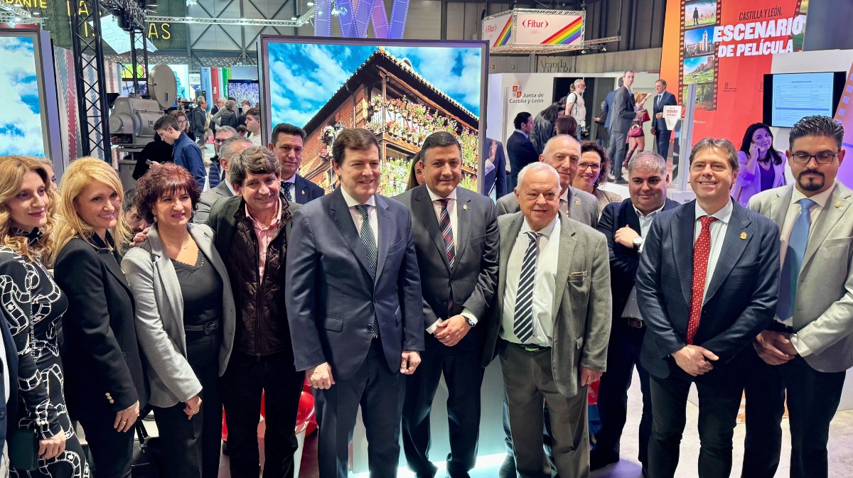 El presidente de la Junta y el consejero de Cultura, con representantes de Ávia en Fitur.