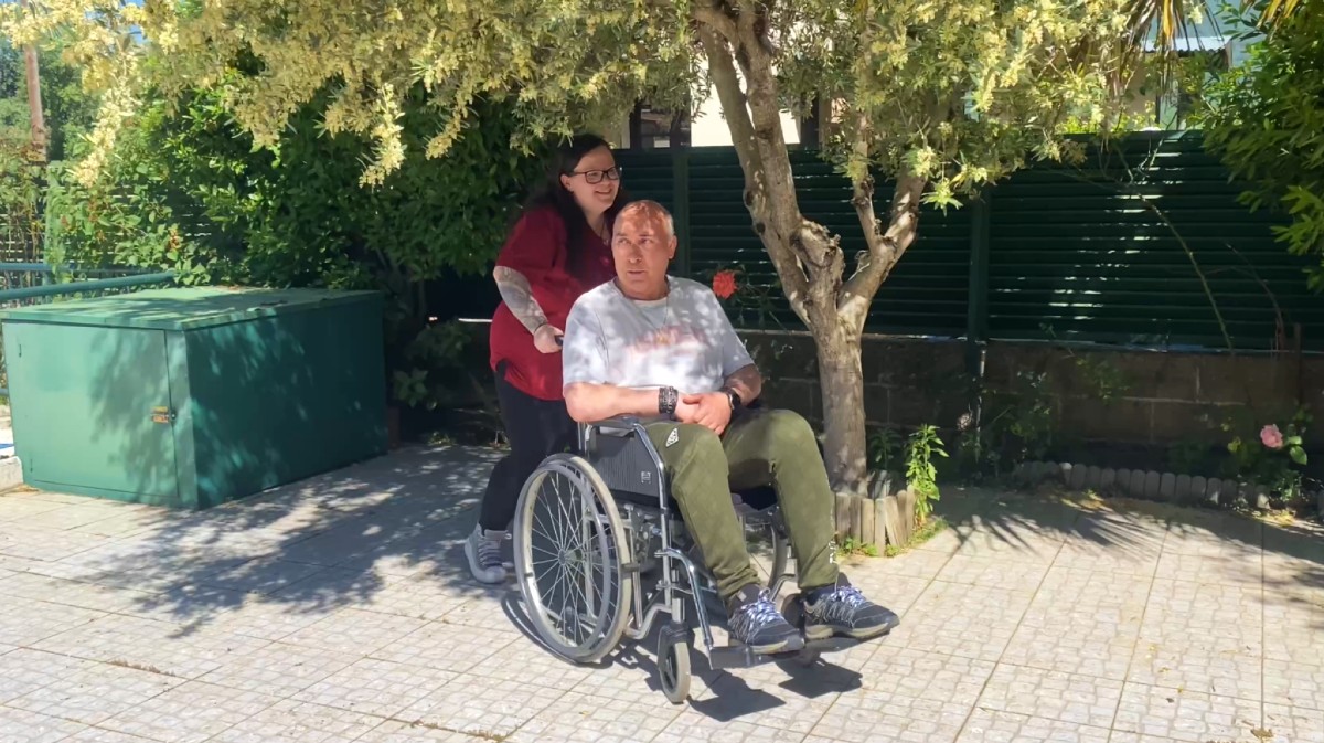 Una empleada de Faema presta el servicio de asistencia personal.