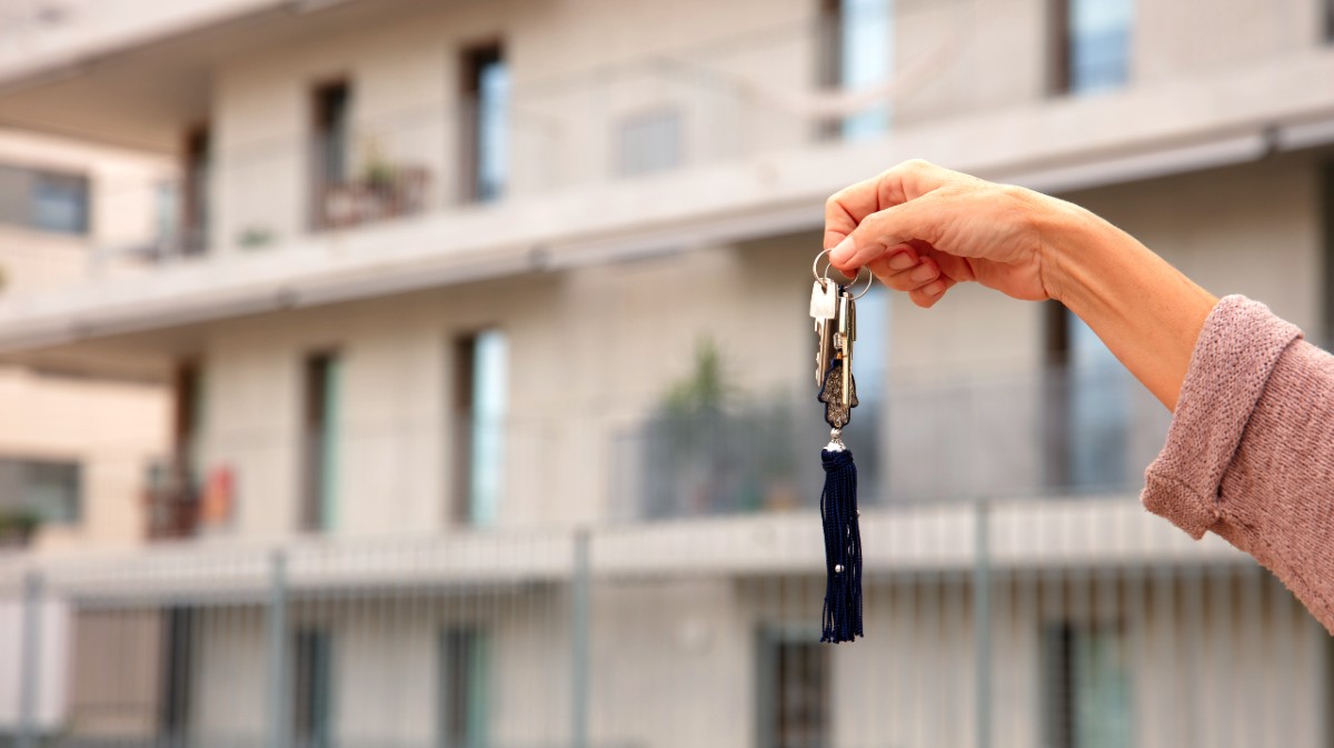 Una persona muestra la llave de una vivienda.