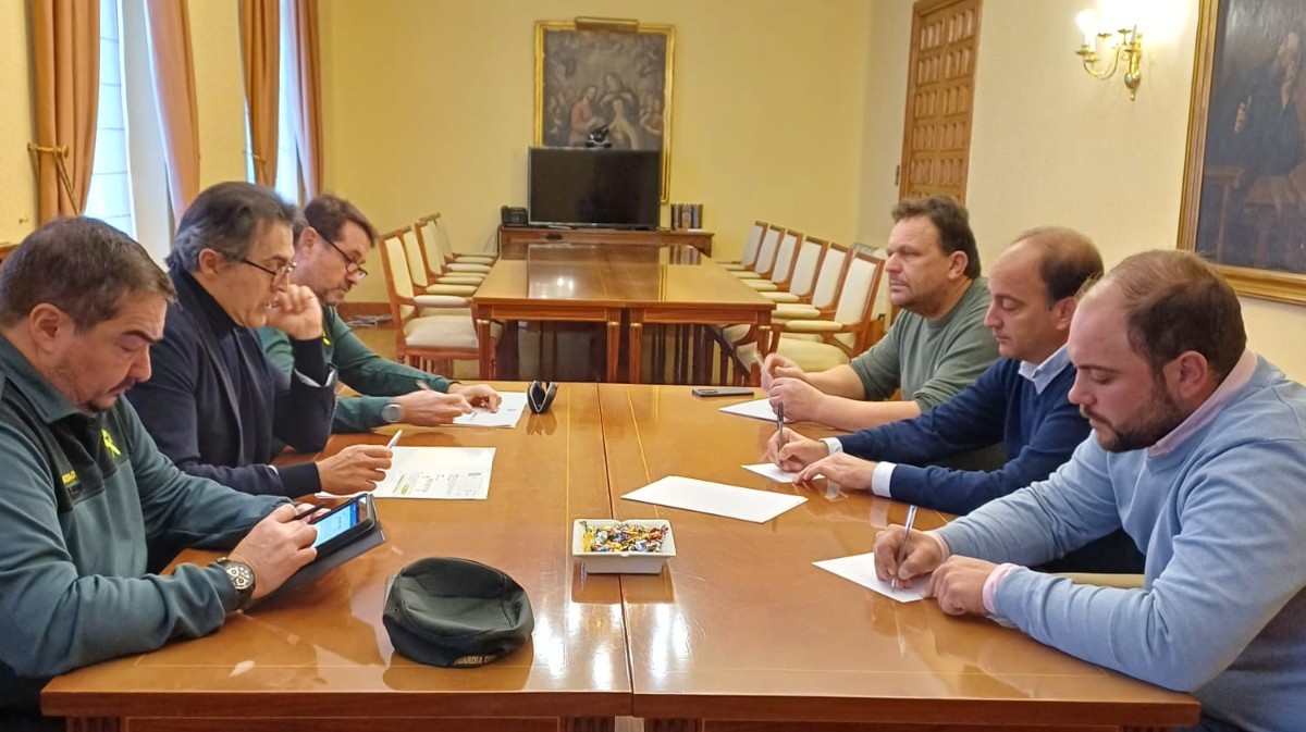 Reunion del subdelegado, Guardia Civil y organizaciones agrarias.