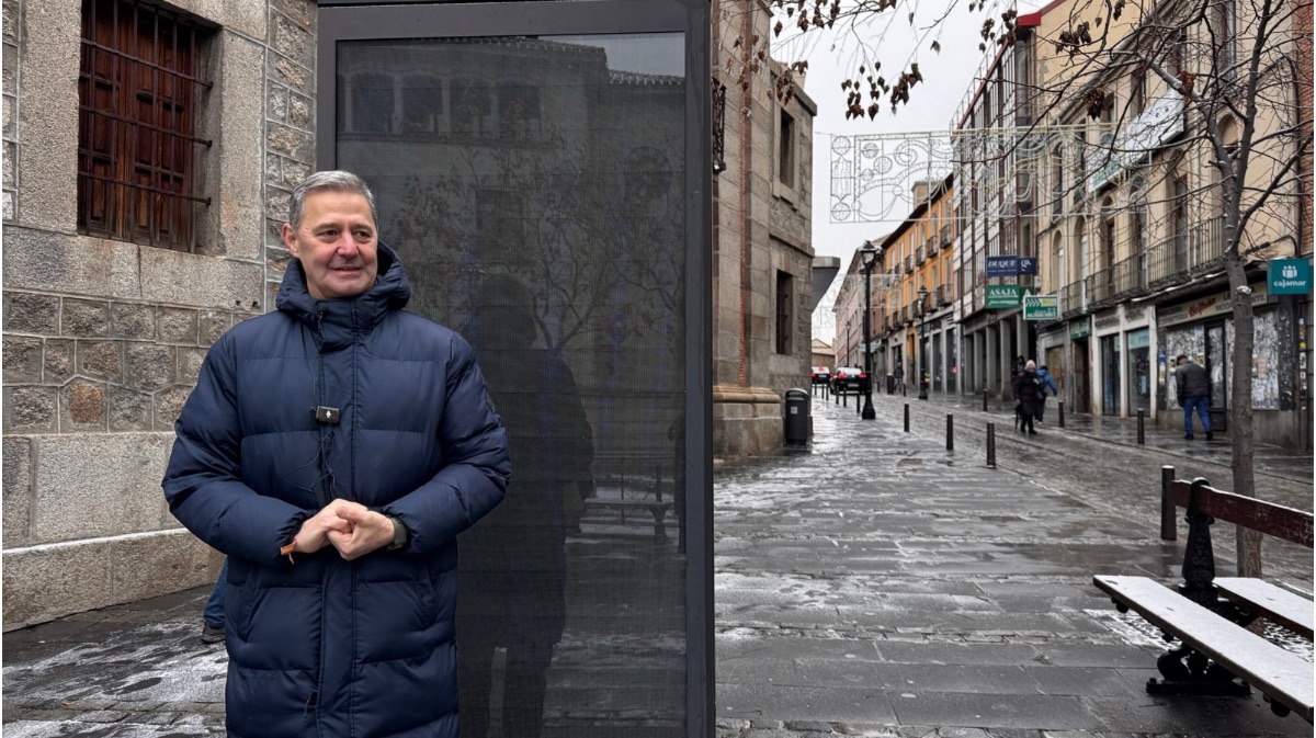 Javier Bellido Ruiz-Ay&uacute;car, concejal del PP, junto a uno de los totems