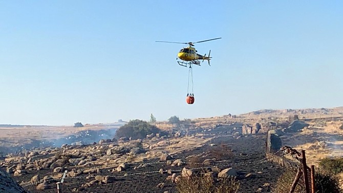 Helic&oacute;ptero en la extinci&oacute;n de un incendio.