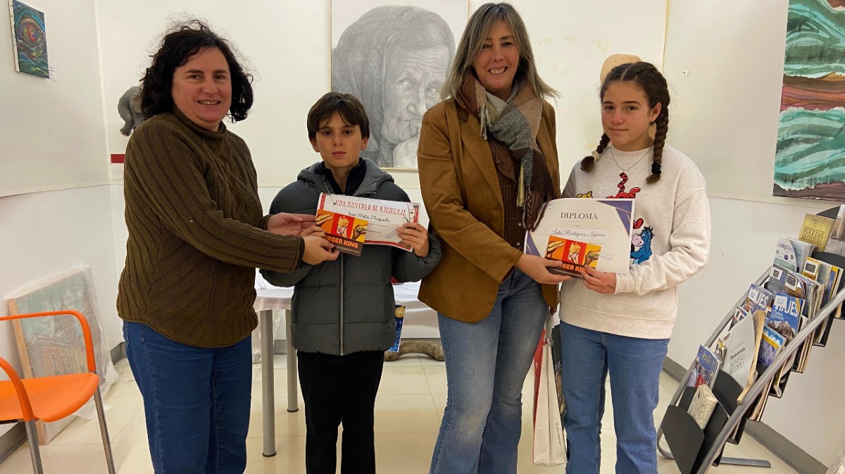Entrega de los premios de los concursos juveniles de grafitis y adornos navide&ntilde;os.