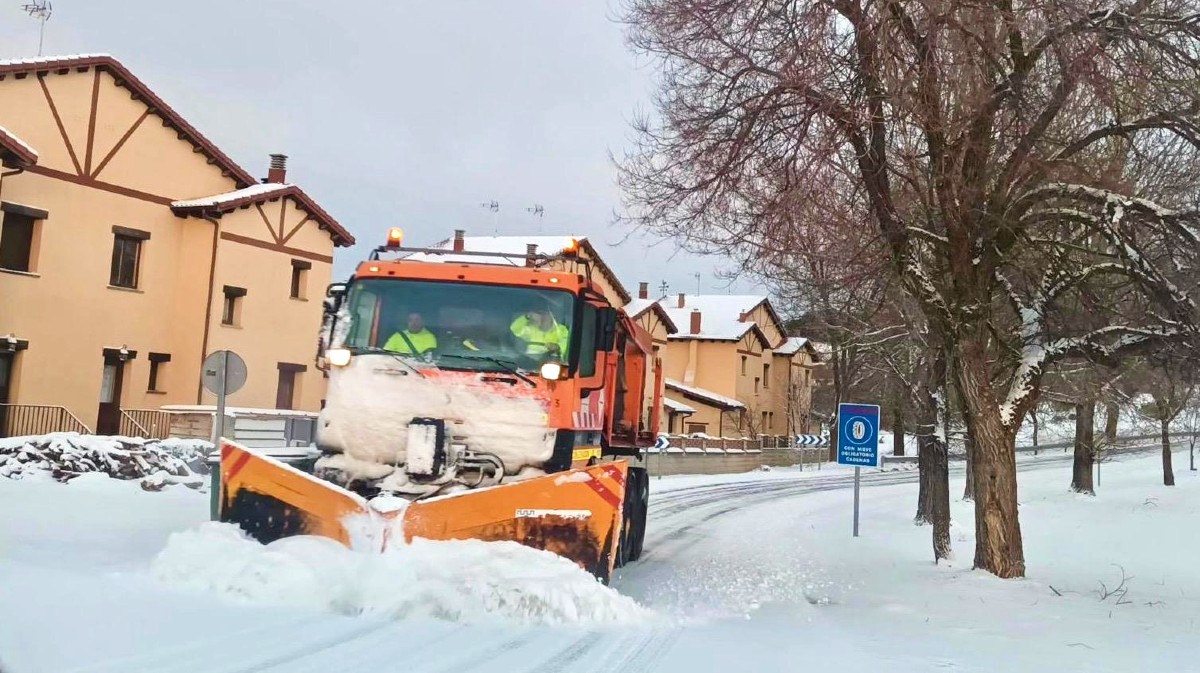 Nieve en Barajas, en la carretera AV-510, en la ma&ntilde;ana del domingo.