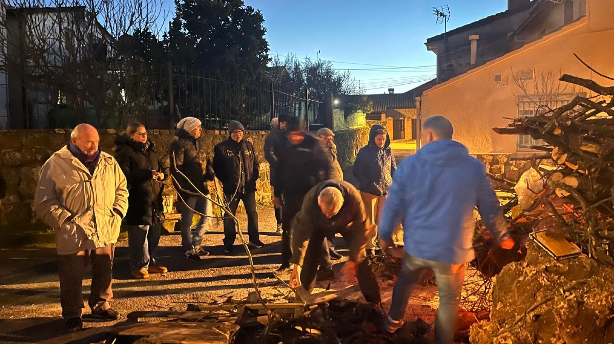 Hoguera de San Sebasti&aacute;n en Hontanares.