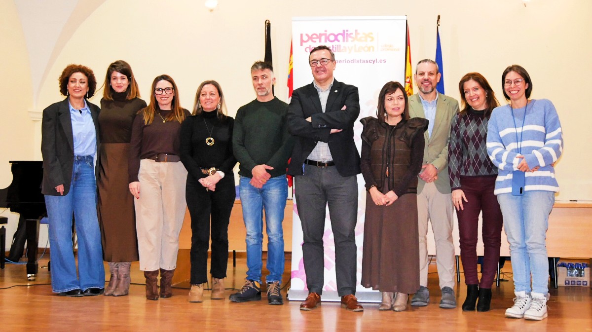 Nueva directiva de Colegio de Periodistas de Castilla y Le&oacute;n, con Estela Carretero (cuarta izquierda) e Ignacio Coll (centro).